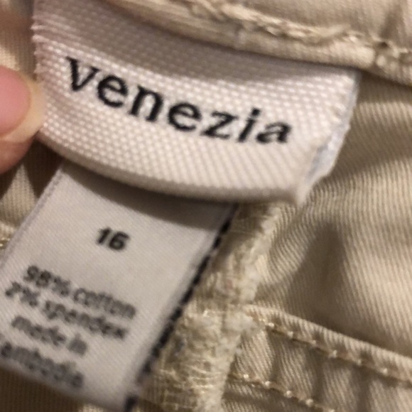 Venezia cream coloured plus size capris - Picture 4 of 7